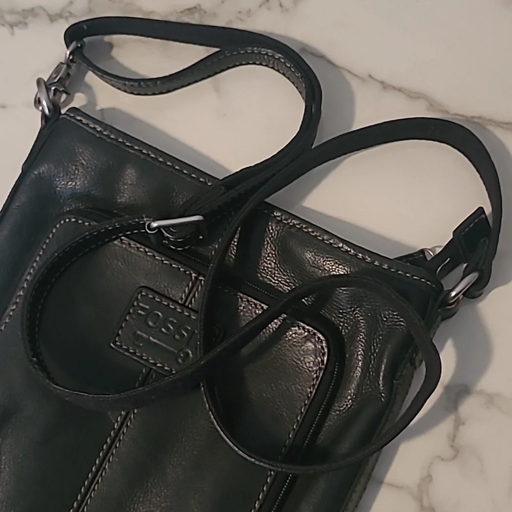 Fossil Cross Town Black Leather Slim Crossbody Messenger Bag Errands Practical